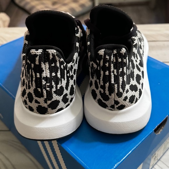 Women's Adidas Swift Run Shoes - New in Box - Size 9.5 - Picture 6 of 9